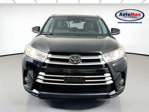 Midnight Black Metallic 2019 Toyota Highlander XLE