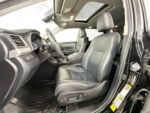 Midnight Black Metallic 2019 Toyota Highlander XLE