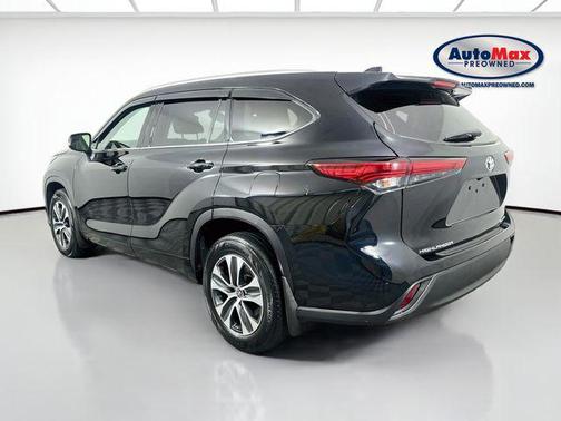 Midnight Black Metallic 2022 Toyota Highlander XLE