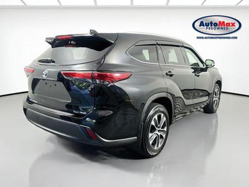 Midnight Black Metallic 2022 Toyota Highlander XLE
