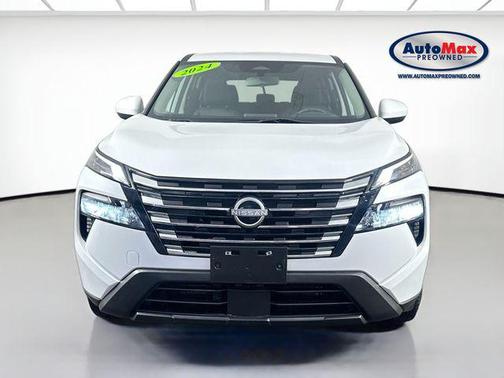 Everest White Pearl 2024 Nissan Rogue SV