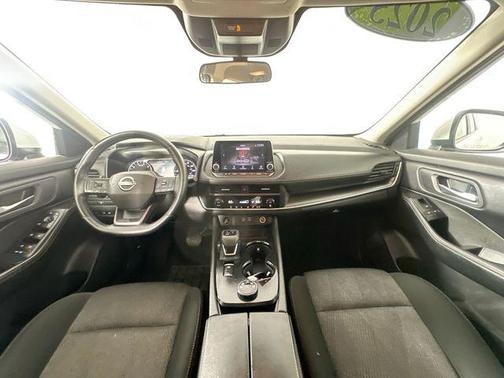 Everest White Pearl 2025 Nissan Rogue SV
