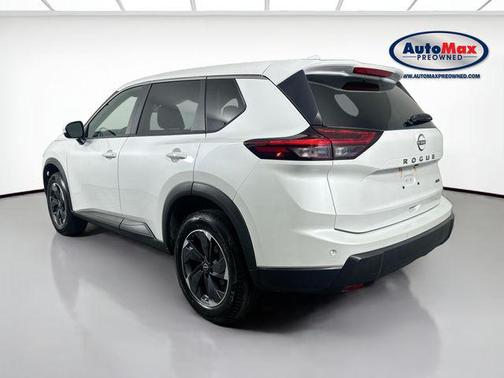 Everest White Pearl 2025 Nissan Rogue SV