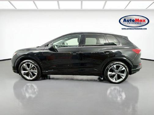 Mythos Black Metallic 2022 Audi e-tron Premium Plus