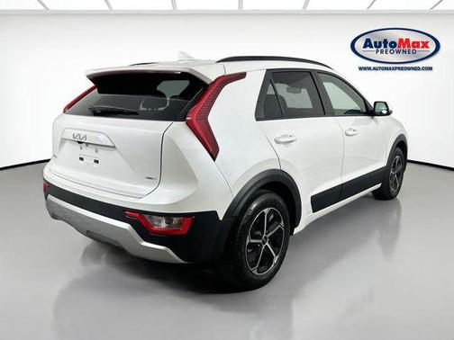 Snow White Pearl 2023 Kia Niro LX