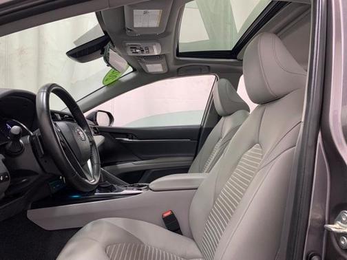 Photo 3 of 35 of 2020 Toyota Camry SE