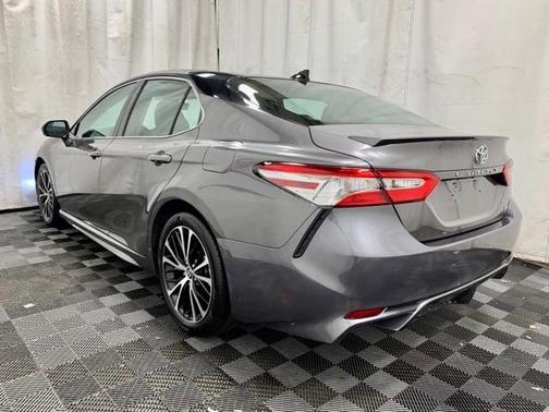 Photo 5 of 35 of 2020 Toyota Camry SE