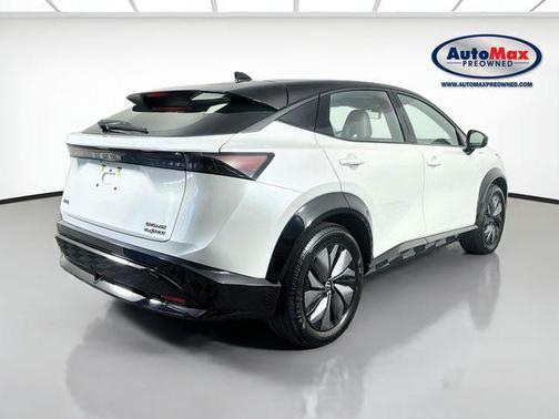 Everest White Pearl Tricoat/Black Diamond Pearl 2023 Nissan ARIYA ENGAGE
