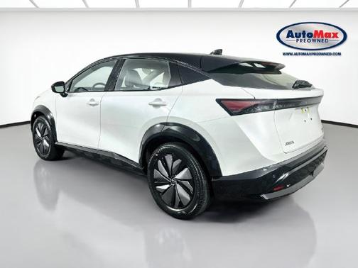 Everest White Pearl Tricoat/Black Diamond Pearl 2023 Nissan ARIYA ENGAGE e-4ORCE AWD