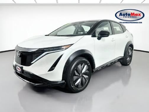 Everest White Pearl Tricoat/Black Diamond Pearl 2023 Nissan ARIYA ENGAGE e-4ORCE AWD