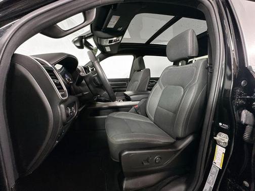 Diamond Black Crystal Pearlcoat 2023 RAM 1500 Big Horn/Lone Star