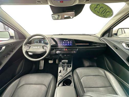 Snow White Pearl 2023 Kia Niro Touring