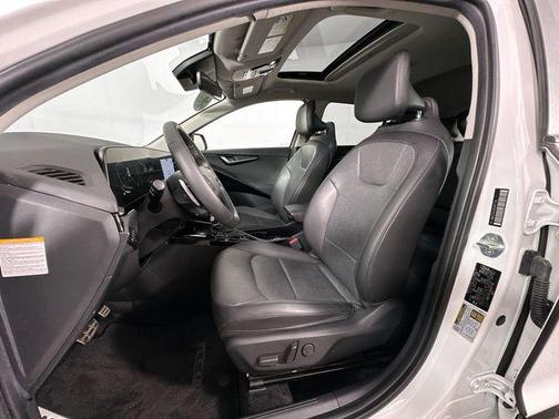 Snow White Pearl 2023 Kia Niro Touring