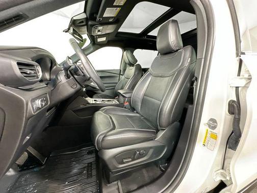 Star White Metallic Tri-Coat 2022 Ford Explorer ST