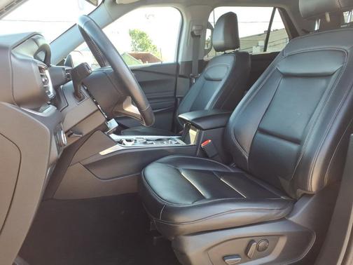 Star White Metallic Tri-Coat 2024 Ford Explorer XLT