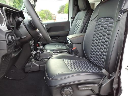 Bright White Clearcoat 2024 Jeep Wrangler 4-Door Sahara 4x4