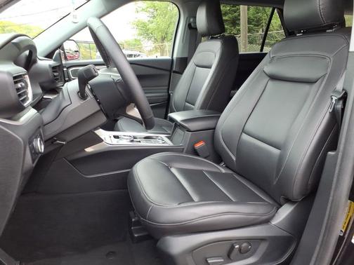 Agate Black Metallic 2024 Ford Explorer XLT