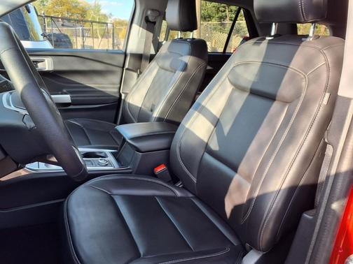 Rapid Red Metallic Tinted Clearcoat 2023 Ford Explorer XLT
