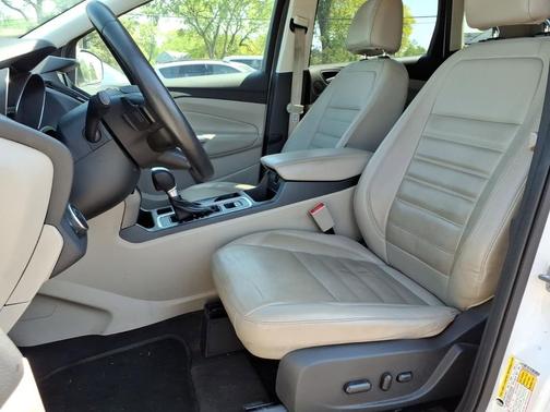 White Platinum Metallic Tri-Coat 2017 Ford Escape SE