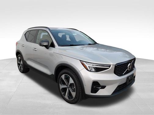 2024 Volvo XC40 B5 Plus Dark Theme
