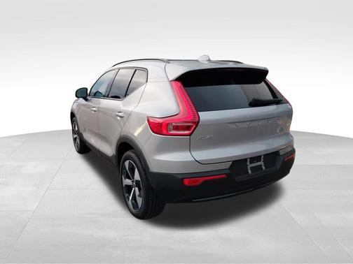 2024 Volvo XC40 B5 Plus Dark Theme