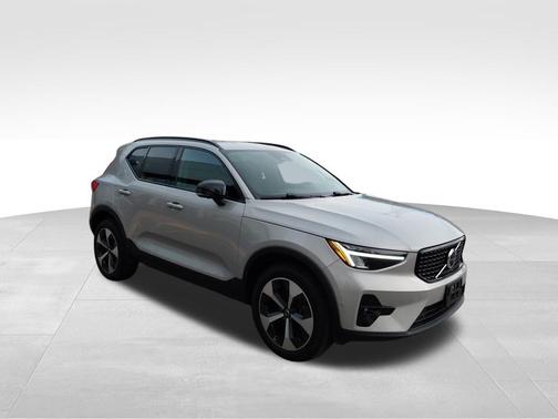 2024 Volvo XC40 B5 Plus Dark Theme
