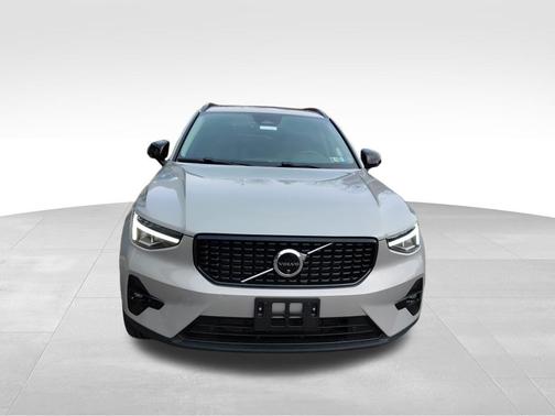 2024 Volvo XC40 B5 Plus Dark Theme