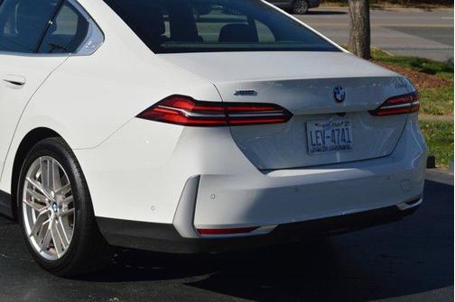 Alpine White 2025 BMW 530 i xDrive