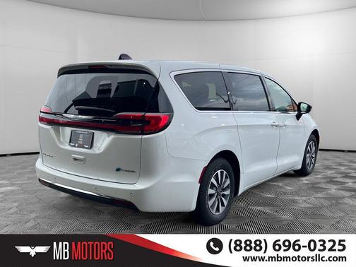 2024 Chrysler Pacifica Hybrid Select