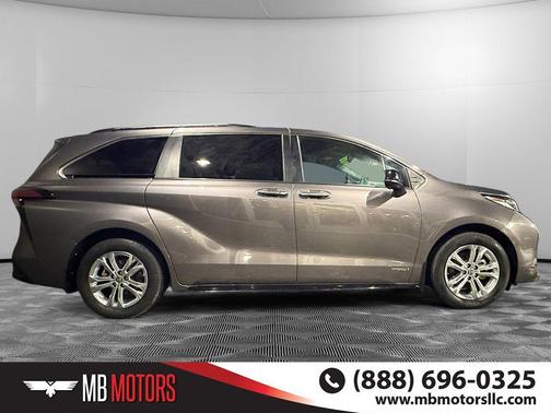 2021 Toyota Sienna XSE 7 Passenger