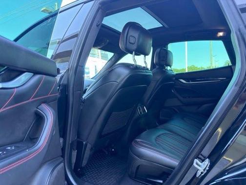 Nero Ribelle Mica 2020 Maserati Levante Base