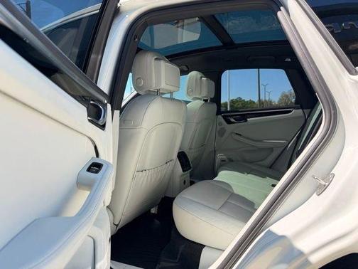 White 2023 Porsche Macan Base