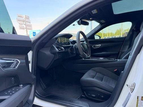 Ibis White 2022 Audi e-tron GT Premium Plus