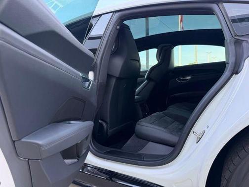 Ibis White 2022 Audi e-tron GT Premium Plus