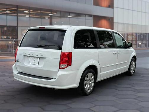 White 2017 Dodge Grand Caravan SE