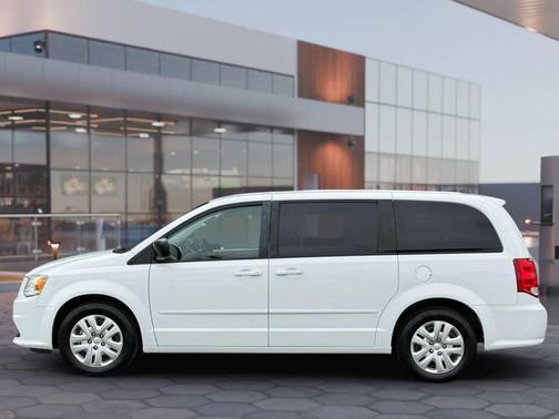 White 2017 Dodge Grand Caravan SE