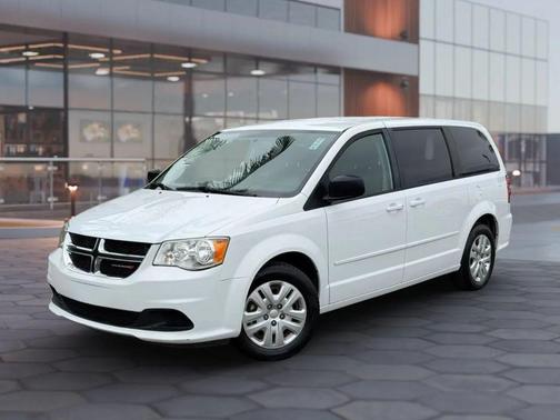 White 2017 Dodge Grand Caravan SE
