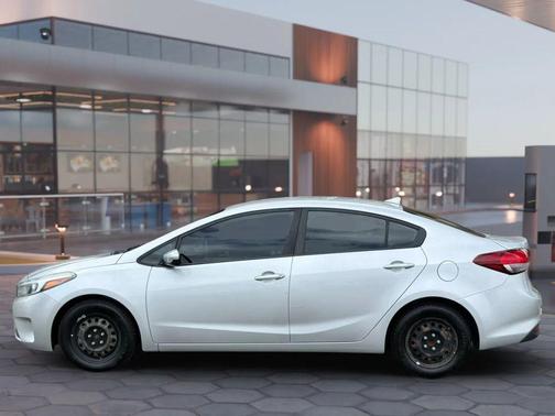 White 2018 Kia Forte LX