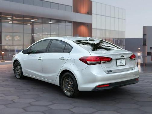 White 2018 Kia Forte LX