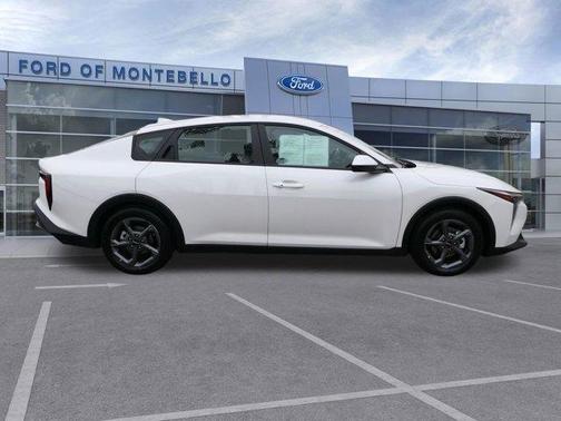 Snow White Pearl 2025 Kia K4