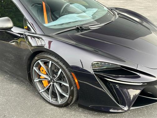 2023 McLaren Artura Performance
