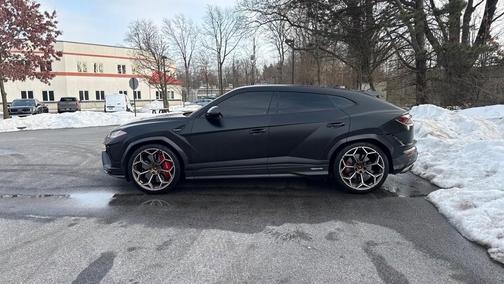 2023 Lamborghini Urus Performante