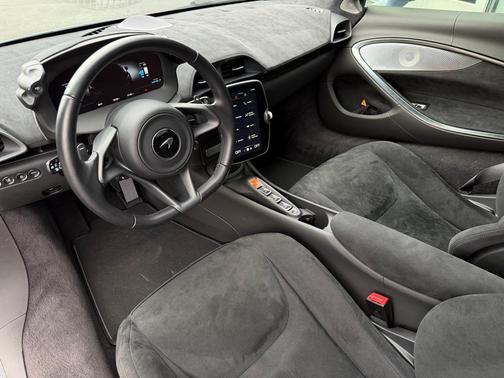 2025 McLaren Artura Base