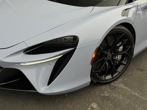 2025 McLaren Artura Base