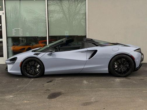 2025 McLaren Artura Base