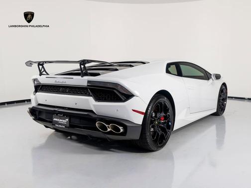 Bianco Icarus Metallic 2017 Lamborghini Huracan LP580-2
