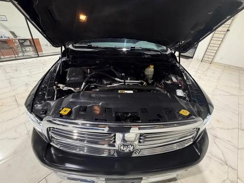 Brilliant Black Crystal Pearlcoat 2016 RAM 1500 SLT