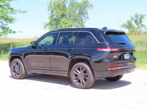 Diamond Black Crystal Pearlcoat 2026 Jeep Grand Cherokee Limited