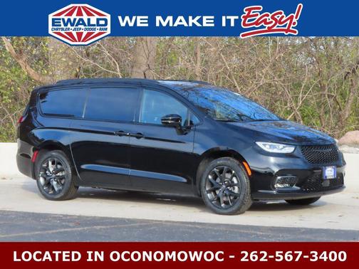 Diamond Black Crystal Pearlcoat 2026 Chrysler Pacifica Limited