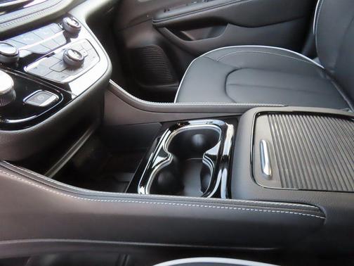 Diamond Black Crystal Pearlcoat 2026 Chrysler Pacifica Limited